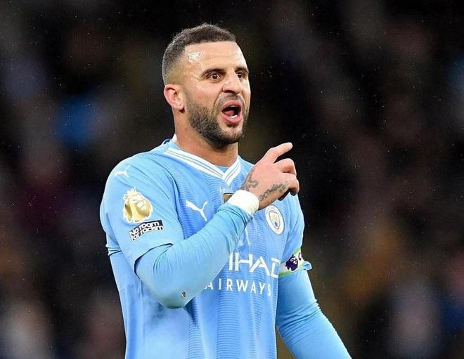 崩盘！利物浦3连败+3场丢10球，各赛事12场比赛狂输9场（溃败！利物浦三连败，近三战丢10球，近12场各项赛事输掉9场）