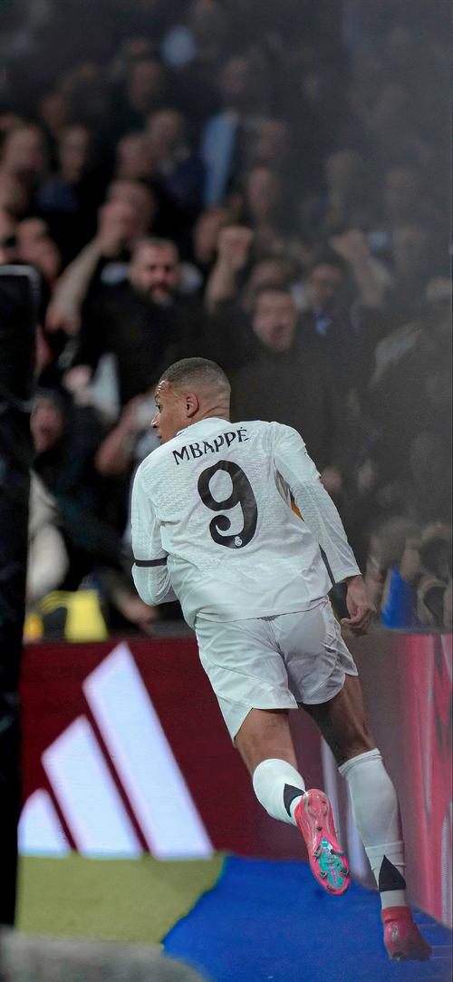 上海申花续约斯卢茨基，欲在亚冠和巴西引援中提升竞争力，期待其带领球队争冠。（申花续约斯卢茨基：力拼亚冠、升级巴西引援，盼率队冲冠）