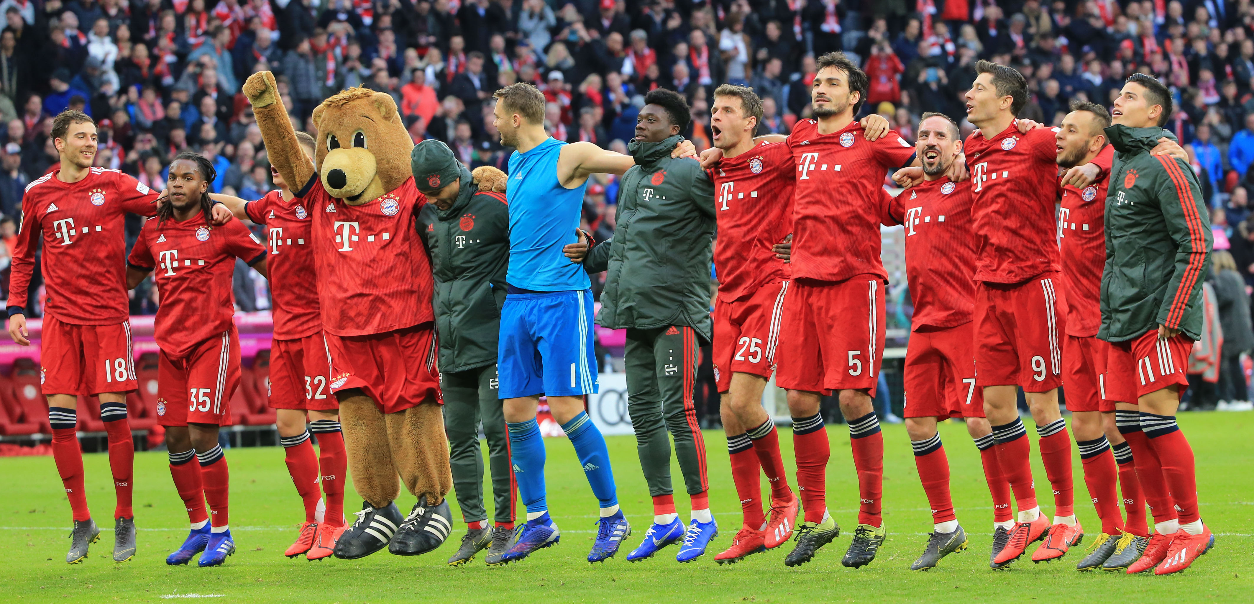 足球中超队长带伤上阵，拼劲获赞（中超队长带伤出战，顽强拼搏赢称赞）