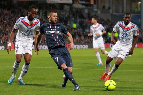 欧文突破防守创造杀伤，制造罚球（欧文穿透防线造杀伤，赢得罚球）