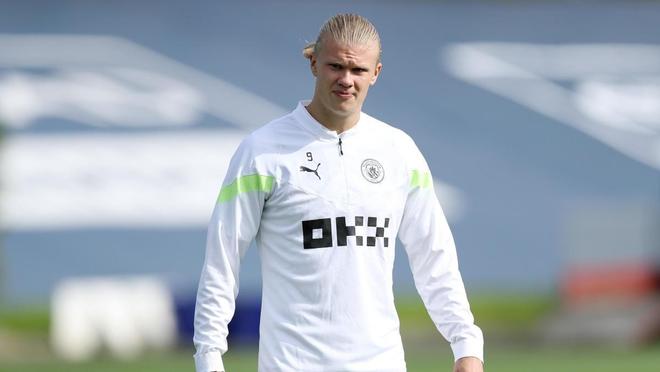 每体：费尔明出席家乡的巴萨及个人球迷协会成立活动，为球迷签名（每体：费尔明回到家乡见证巴萨与个人球迷会成立，亲为球迷签名）