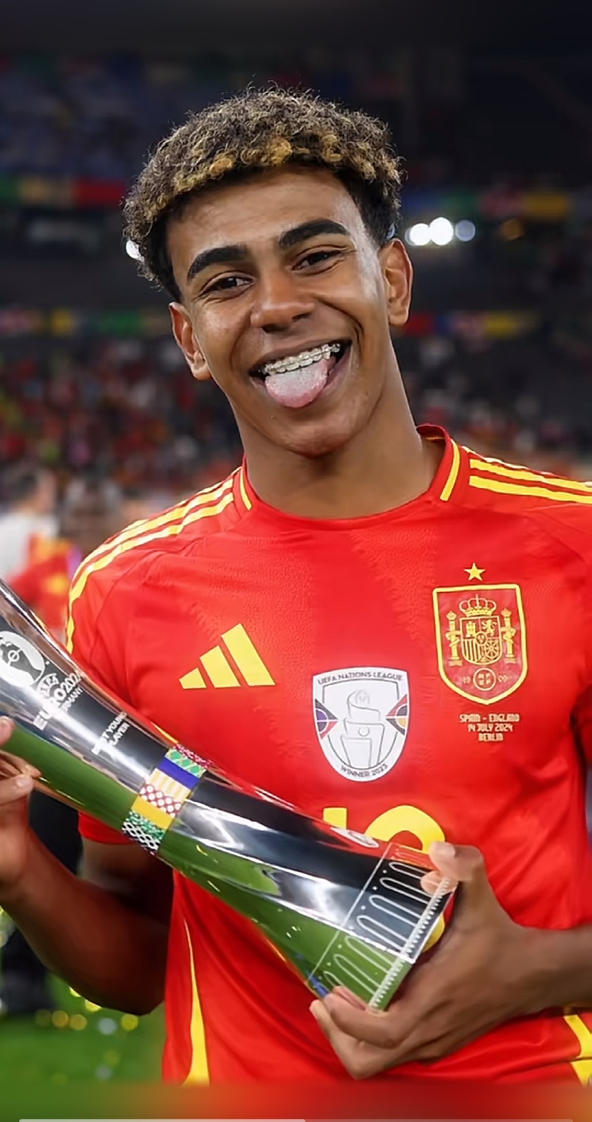 保安大爷中场硬核加入拉拉队，全场尖叫炸了！（中场惊喜！保安大爷硬核加入啦啦队，全场尖叫沸腾）