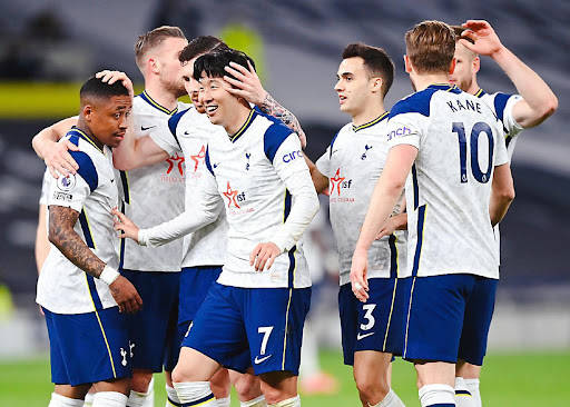 暖心，赫伊森和居莱尔赛前列队时把外套脱给球童以抵御寒冷（暖心一幕：赫伊森与居莱尔赛前将外套递给球童御寒）