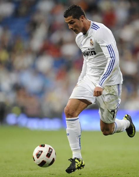 腿软！男子在1800米高空踢球：球场无护栏 致敬C罗 最后跳伞降落（惊心动魄！男子在海拔1800米无护栏球场踢球致敬C罗，最终跳伞落地）