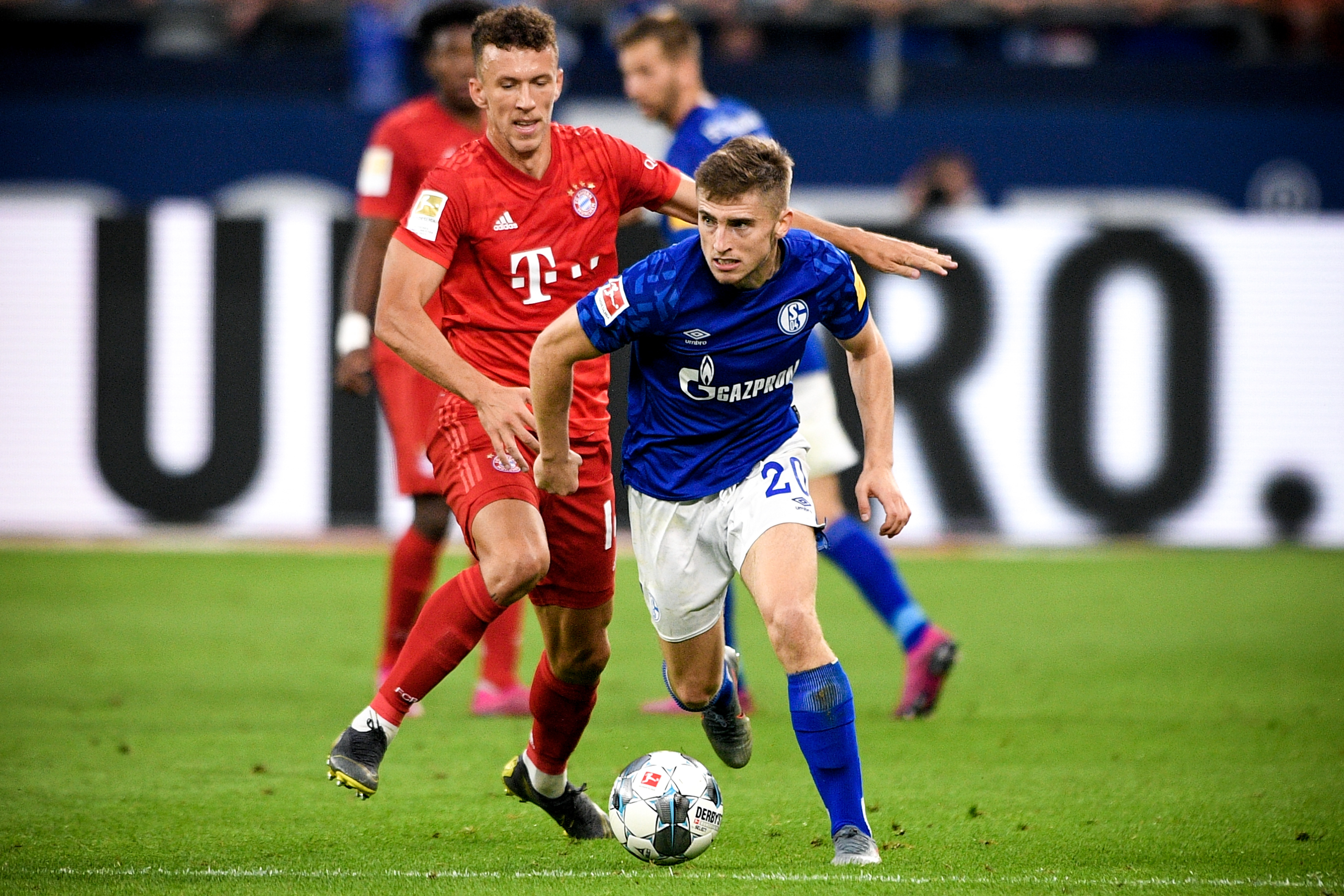 汉堡官方：格拉策尔右大腿肌肉纤维撕裂，将缺阵今年剩余比赛（汉堡官宣：格拉策尔右大腿肌肉纤维撕裂，无缘今年剩余所有比赛）