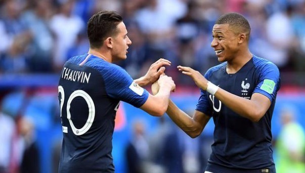 詹姆斯关键助攻锁定胜利（詹姆斯送出制胜助攻奠定胜局）