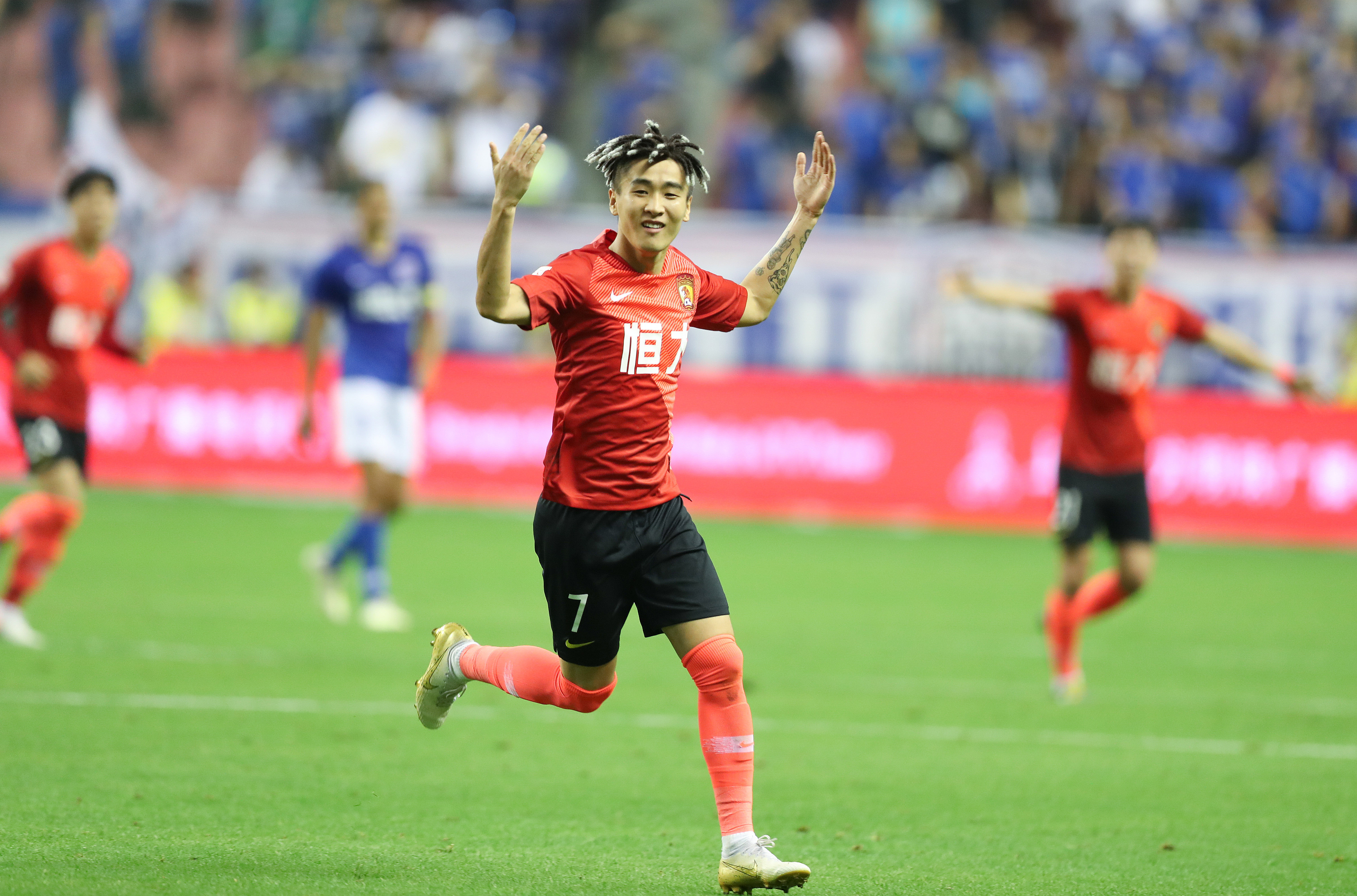 欧冠决赛用球谍照：包含白+深紫，灵感来自举办城市布达佩斯（欧冠决赛用球曝光：白+深紫配色，灵感源于布达佩斯）