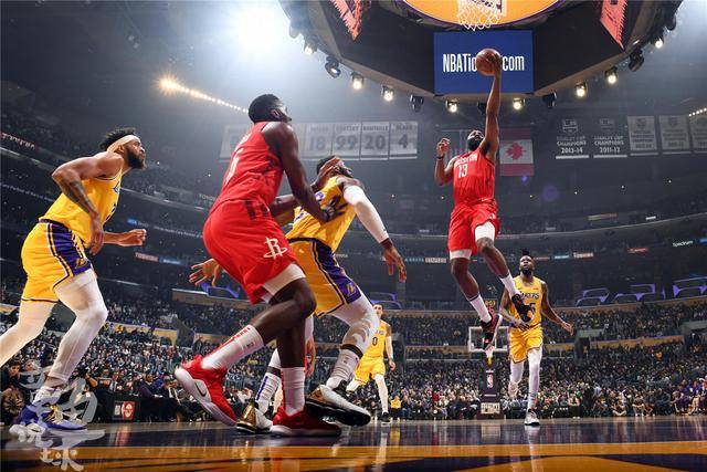 双核联手爆发！哈登&伦纳德首节得分都上双（双星同耀！哈登与伦纳德首节齐取两位数）