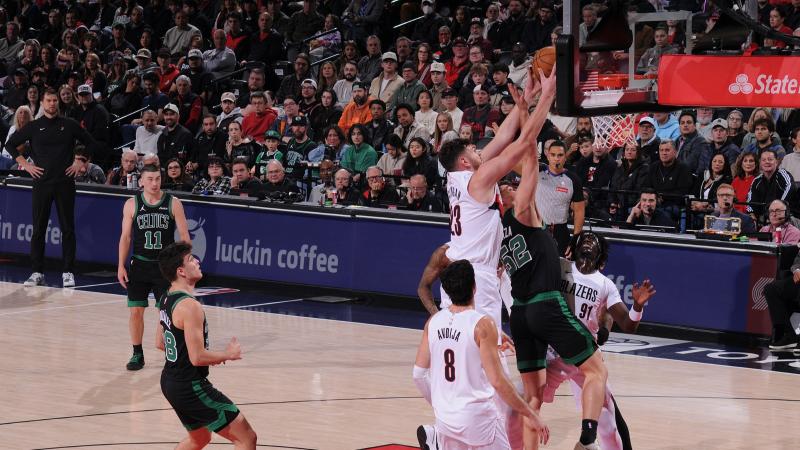 天降神兵，埃斯皮诺替补登场后即在底线附近攻入神仙球制胜（埃斯皮诺替补上阵，底线神仙球一锤定音）