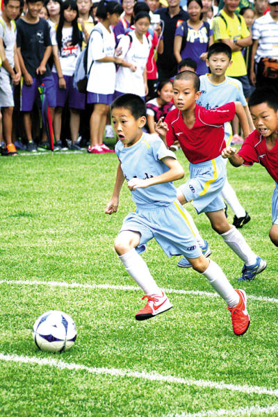 套娃，久保建英坐在涩谷的大久保建英像下握着一个小久保建英（涩谷套娃名场面：久保建英在自己巨像下手持迷你版自己）