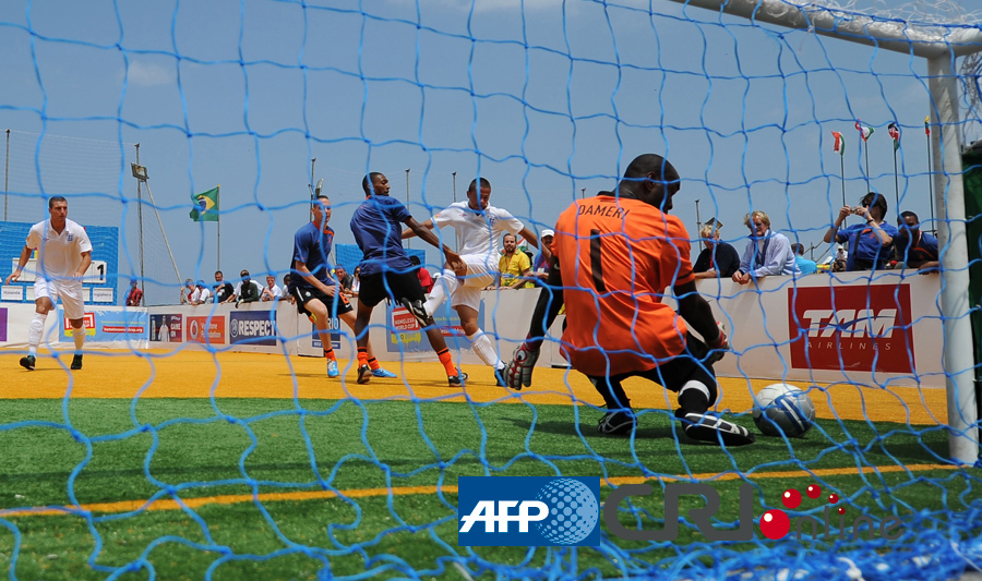 科贝记者：姆巴佩左手无名指骨折，不过能照常出战曼城（科贝电台：姆巴佩左手无名指骨折，但对阵曼城出场无碍）