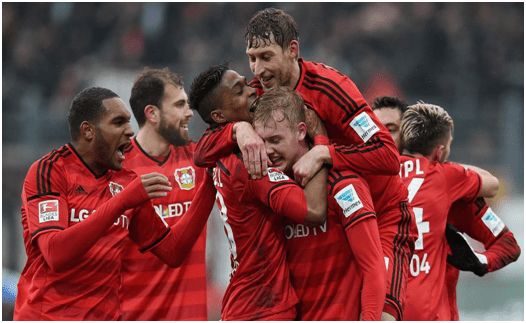 红牌出现 比赛形势急转直下（红牌一出，战局瞬间失衡）